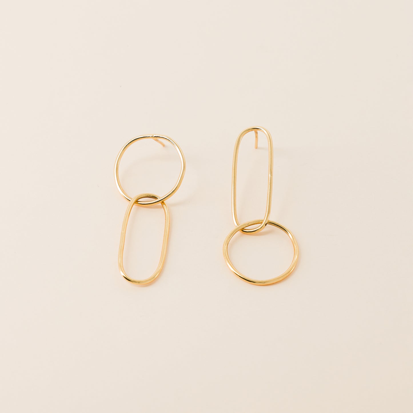 ​​Boucles d'oreilles dorées plaquées en or 18 carats de la marque de bijouterie fantaisie française ildephonse. Collection sur le fil. Boucles d'oreilles jeudi.