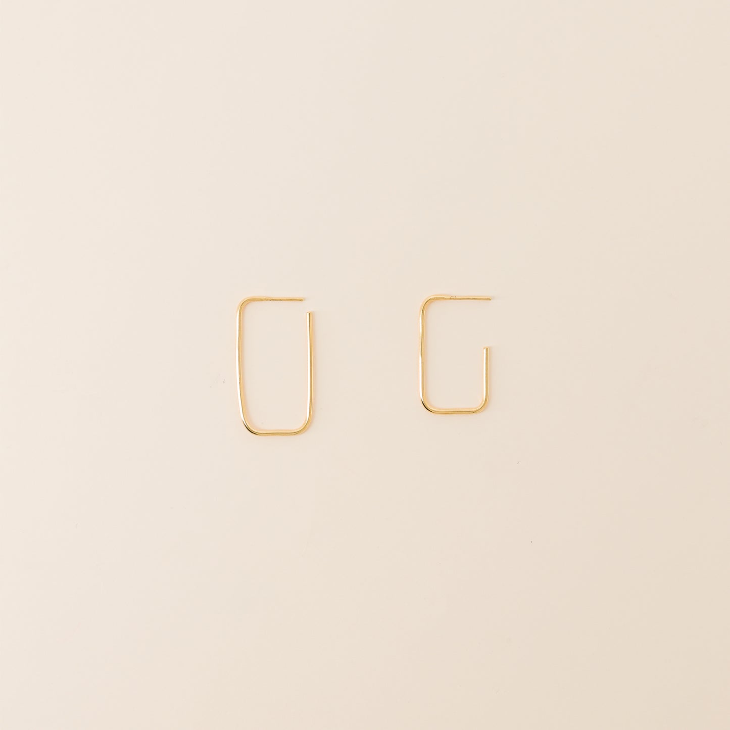 ​​Boucles d'oreilles dorées plaquées en or 18 carats de la marque de bijouterie fantaisie française ildephonse. Collection sur le fil. Boucles d'oreilles mercredi.